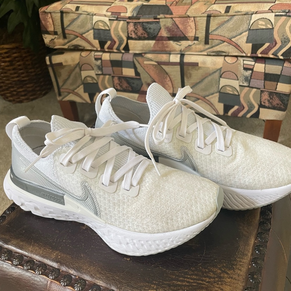 Nike React Infinity Run Flyknit Women’s White/Off-White Metallic Silver Size 7